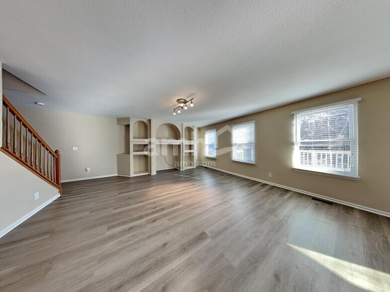 Building Photo - 3104 E 108th Dr