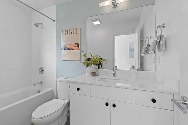 Building Photo - Modern 2bd/2ba Townhome with Rooftop & Par...