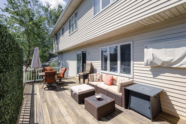 Building Photo - 5143 Venice Ave