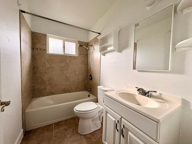 Building Photo - Charming 2 Bed / 1 Bath Duplex in Carmichael