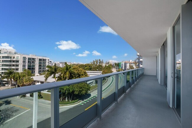 Building Photo - 9221 E Bay Harbor Dr