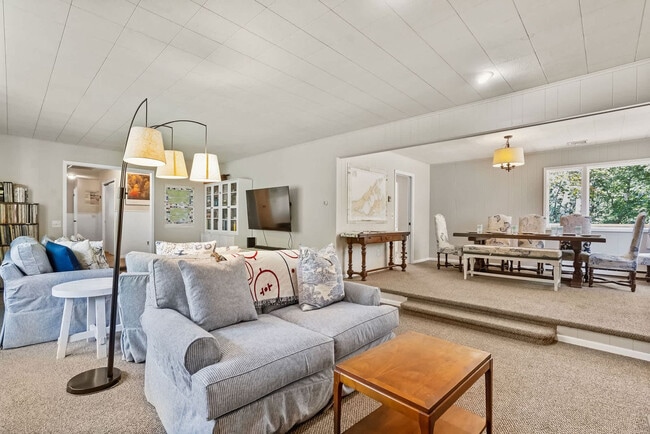 Building Photo - 1345 Long Creek Dr