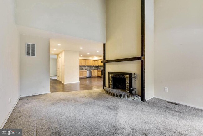 Building Photo - 215 Keats Ct