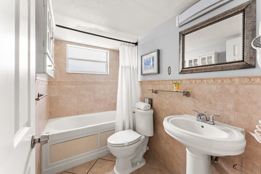 Building Photo - 5095 Siesta Lago Dr