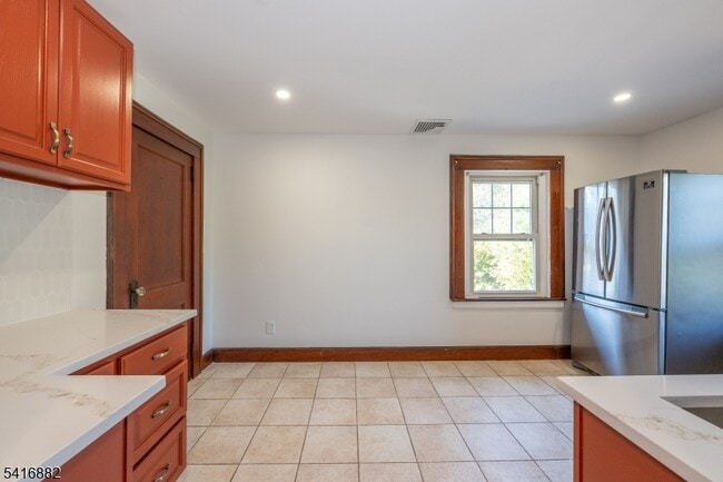 Building Photo - 176 Grove Ave