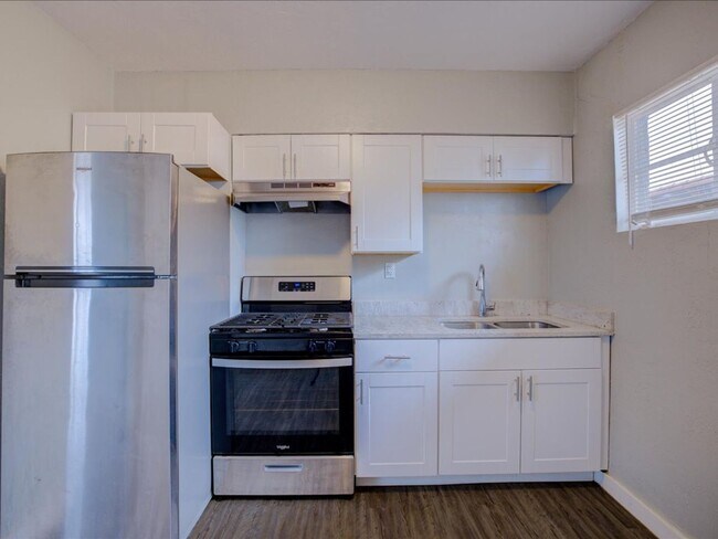 Building Photo - Cozy & Modern 2-Bedroom Home