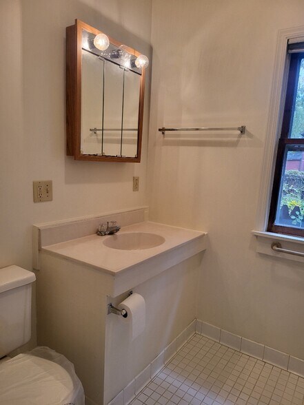 Building Photo - 46 Brighton St