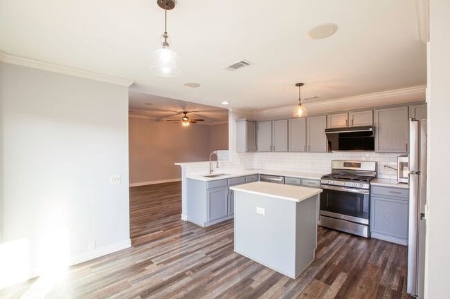 Building Photo - 3103 Creekwood Dr
