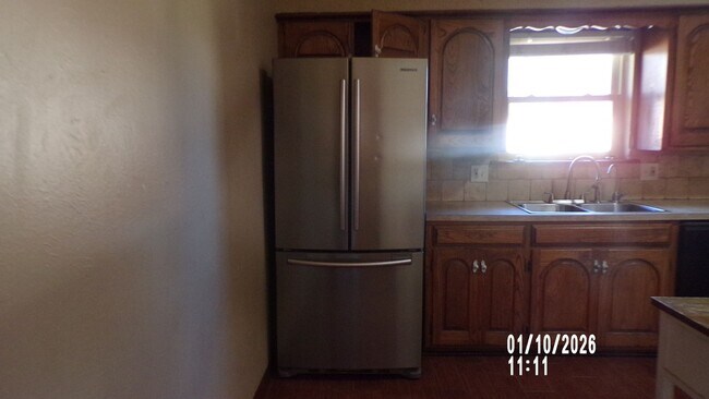 Building Photo - Fantasic Country Club West Home  1/2 OFF FIRST FULL MONTH'S RENT