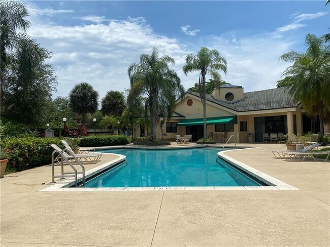 Building Photo - 9999 Summerbreeze Dr