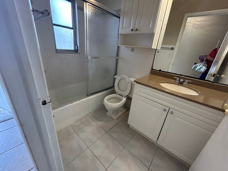 Building Photo - All tile   1/1 close to Cape Coral Pkwy
