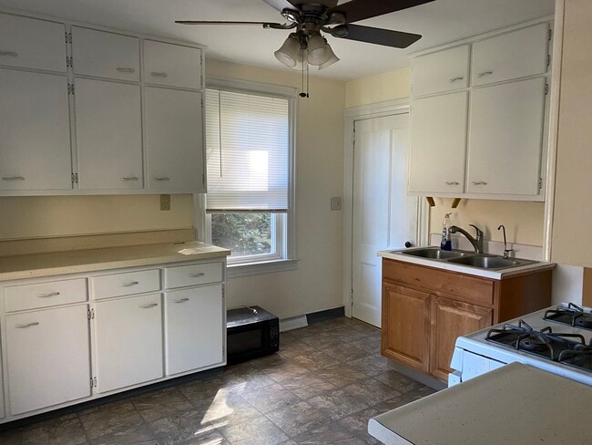 Building Photo - 8 Paterson Hill Rd