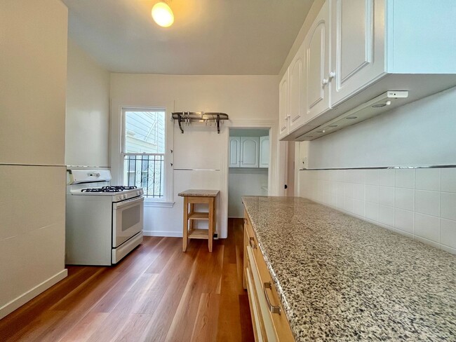 Building Photo - Stunning Edwardian Flat with a Backyard