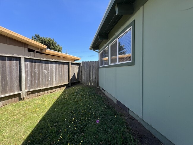 Building Photo - 1268 Fernwood Dr