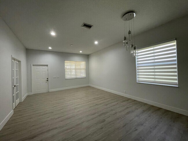 Building Photo - 4293 Laurel Ridge Cir