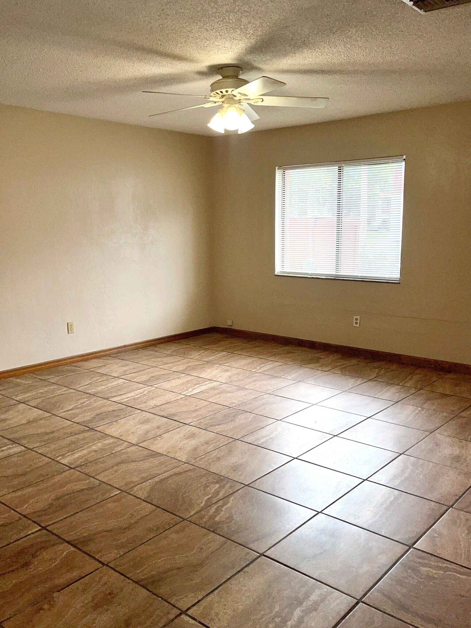 Building Photo - 2085 Oak Meadow Cir