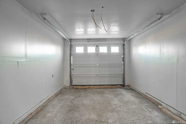 Building Photo - Updated Home W/ Detached Garage