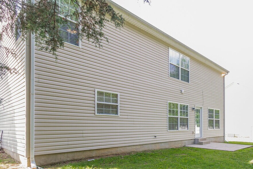 Building Photo - 365 Clearlake Dr