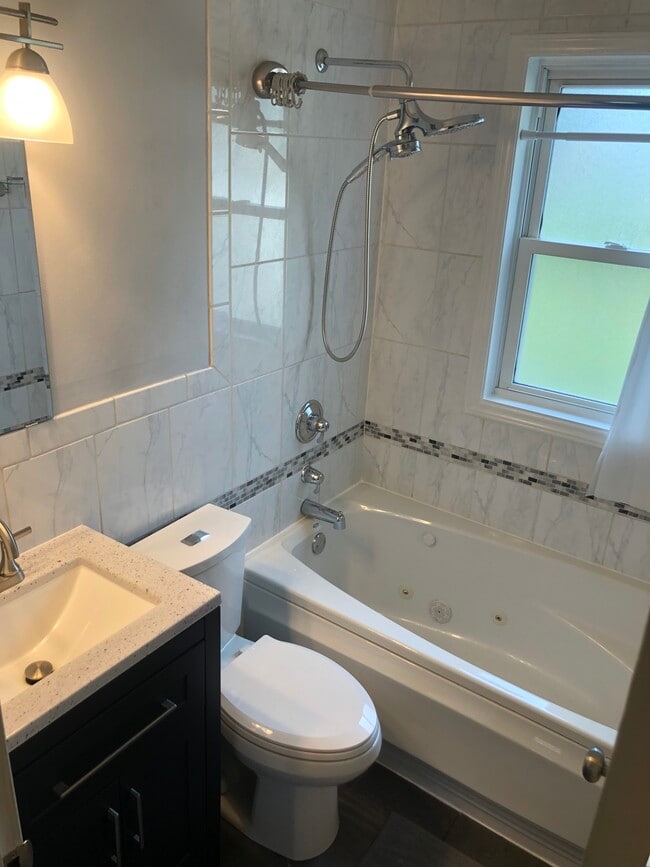 Building Photo - 11 St James Ct