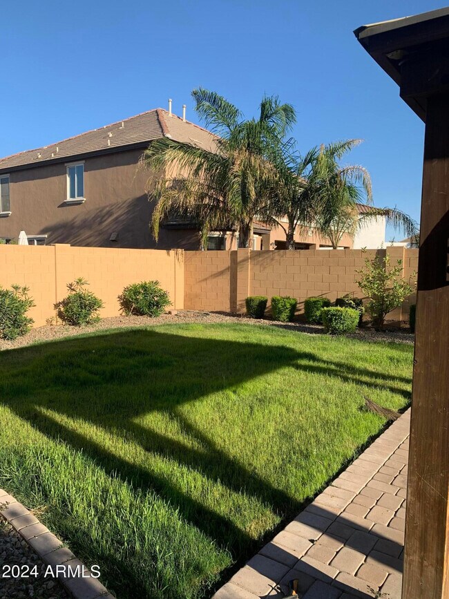 Building Photo - 2219 E Wisteria Dr