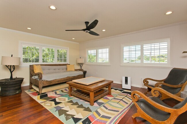Building Photo - Diamond Head - Pet friendly - furnished 3 bedroom home with garage! Available now!