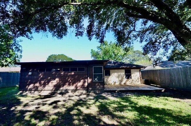 Building Photo - 6229 Tanager St