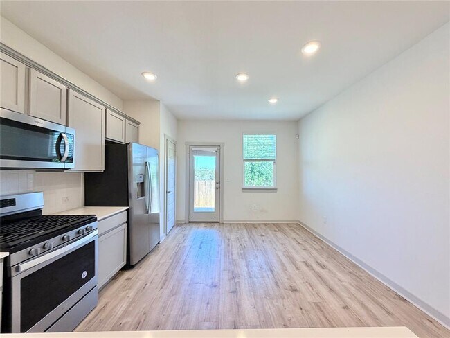 Building Photo - 2000 Daleside Ln