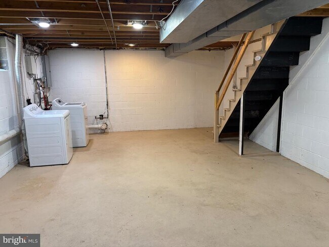 Building Photo - 220 Harding Ave