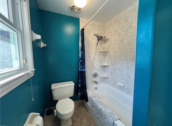 Building Photo - 2233 Paris St