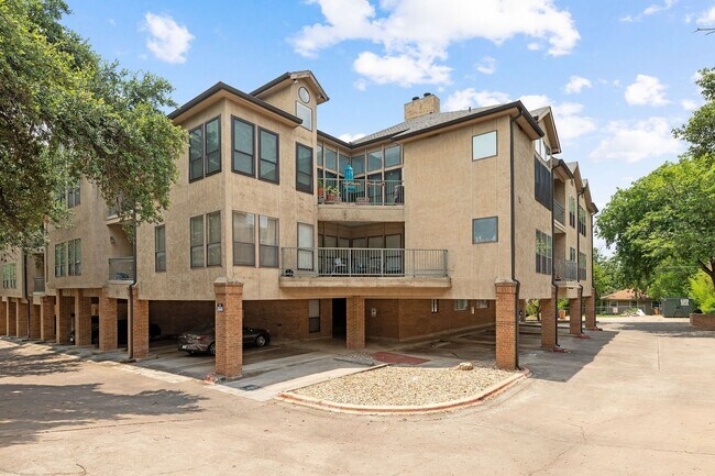 Primary Photo - IMMEDIATE MOVE IN: West Campus 2 Bed/2 Bath