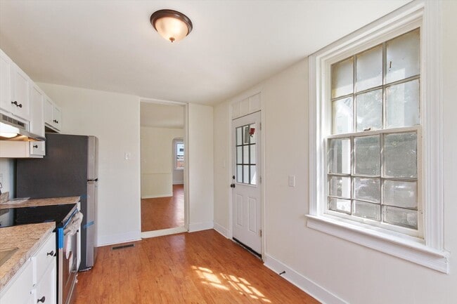 Building Photo - Bright 3 Bedroom, 1.5 Bath Home in York, Pa!