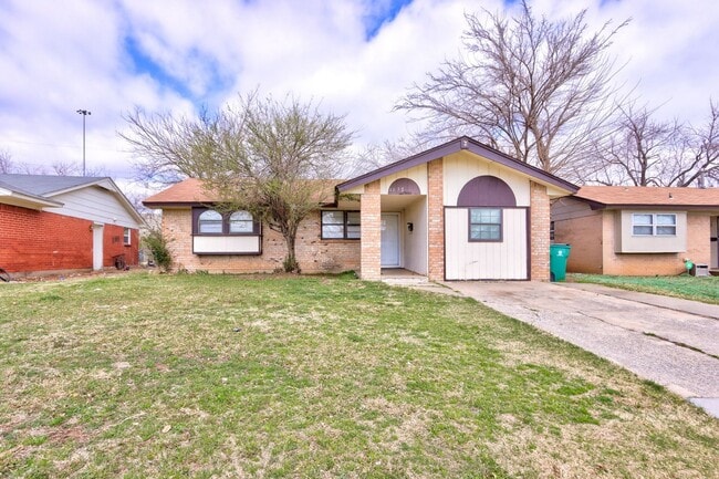 Building Photo - This Cute and Cozy 4 Bed, 2 Bath Home is Available now!!
