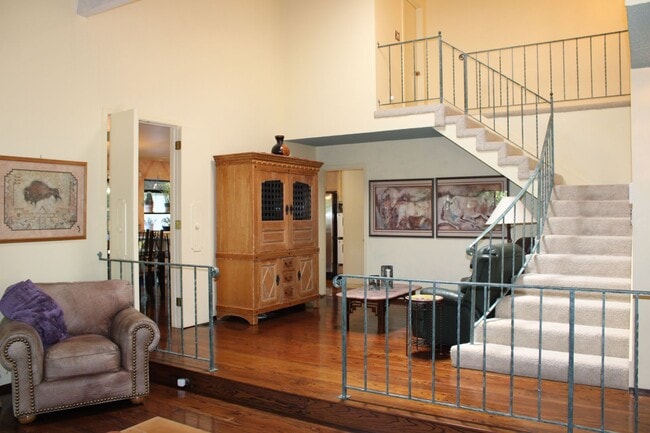 Building Photo - 400 Hartnell Pl
