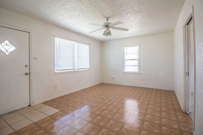 Building Photo - Great 2 Bedroom 1 Bathroom House!