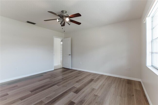 Building Photo - 6520 Meadowbrook Ln