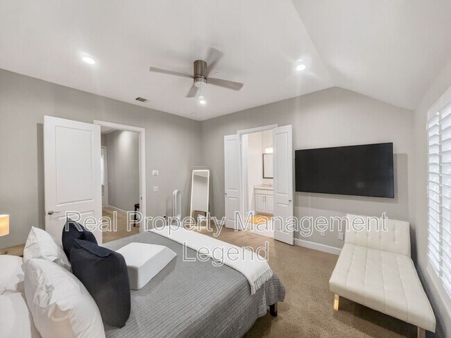 Building Photo - 15850 Quorum Dr