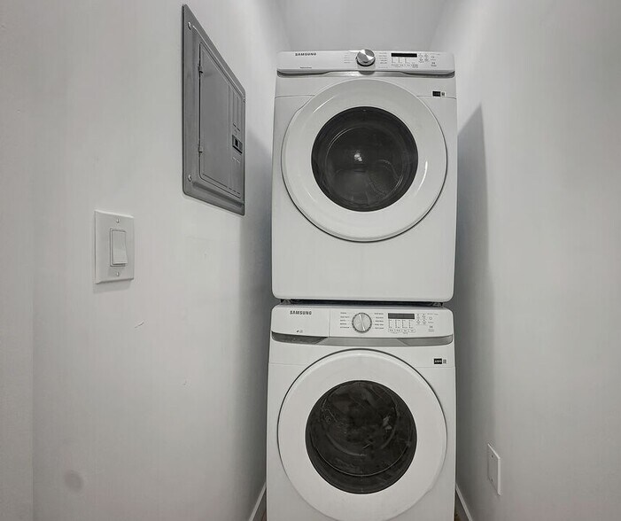 Building Photo - 1814 S Longwood Ave