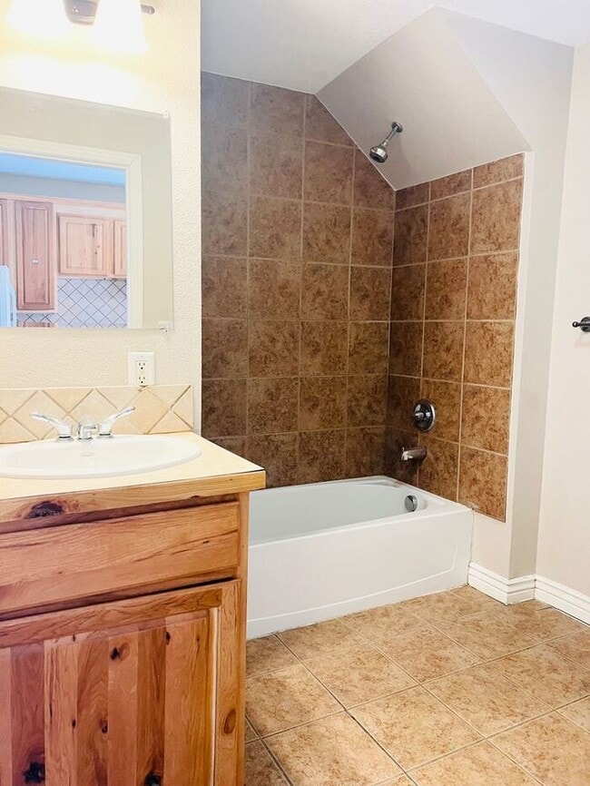 Building Photo - 4 bedroom, 2 Bath Duplex with 1 car detached garage Close to Downtown Greeley, CO