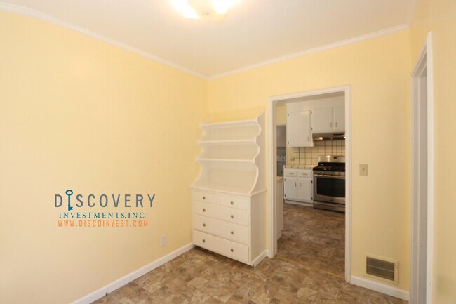 Building Photo - Oakmore Ranch Style Home