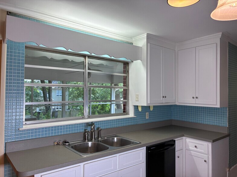 Building Photo - 3649 Pineview Cir