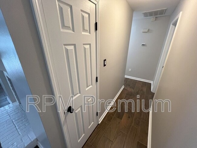 Building Photo - 522 Fawn Lake Dr