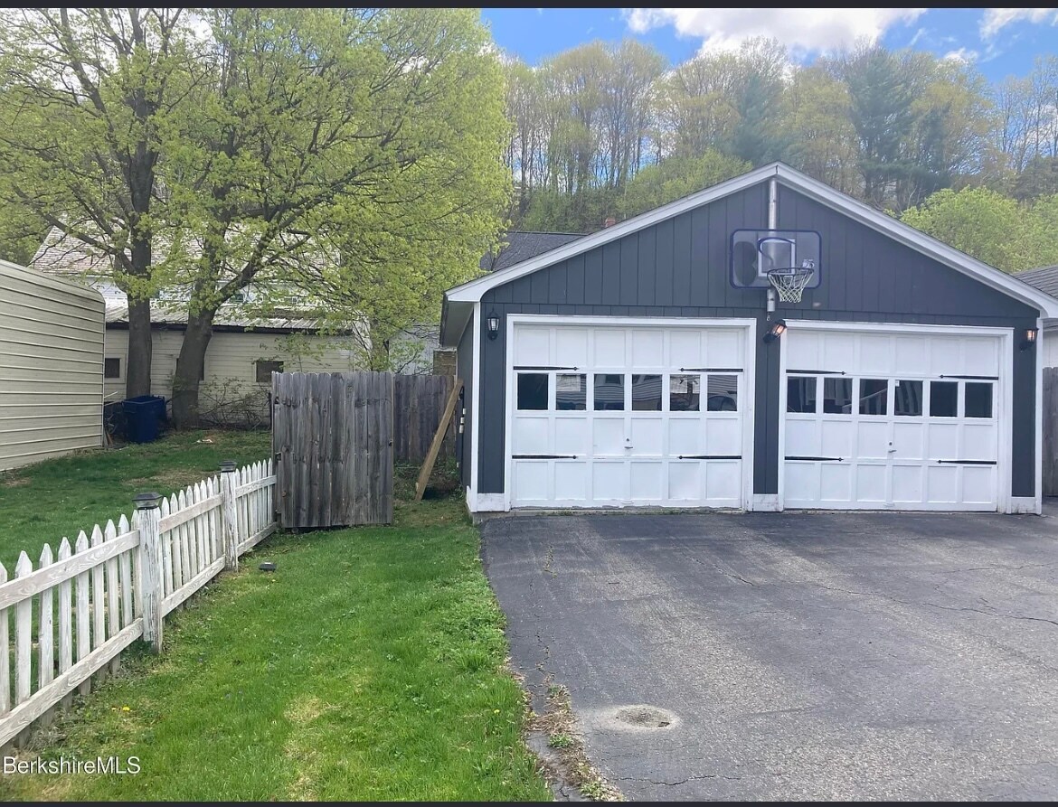 Building Photo - 3 Hayer St