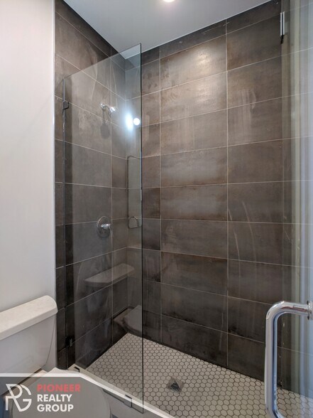 Building Photo - 2121 W Belmont Ave