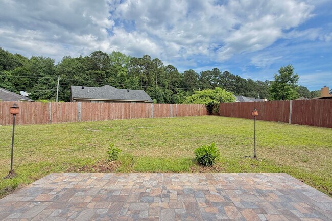Building Photo - AVAILABLE NOW! (Pet Friendly)