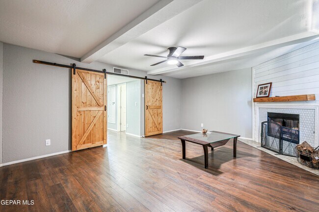 Building Photo - 6821 Pearl Ridge Dr
