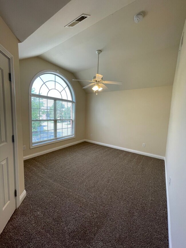 Building Photo - **COMING SOON** NICE 3 BR, 2.5 Bath Townhouse! New Paint & Carpet, Attached Garage, All Electric;