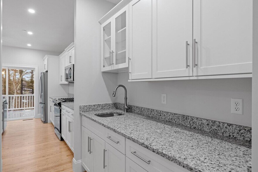 Building Photo - 945 Londonderry Tpke