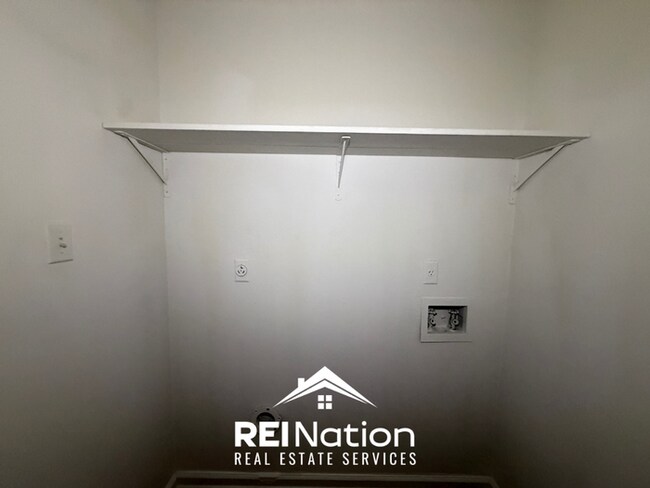 Building Photo - INCREDIBLE LAYOUT! 3BR/2BA Memphis Gem | Vaulted Ceilings & Soaking Tub | Deck & Fenced Yard!