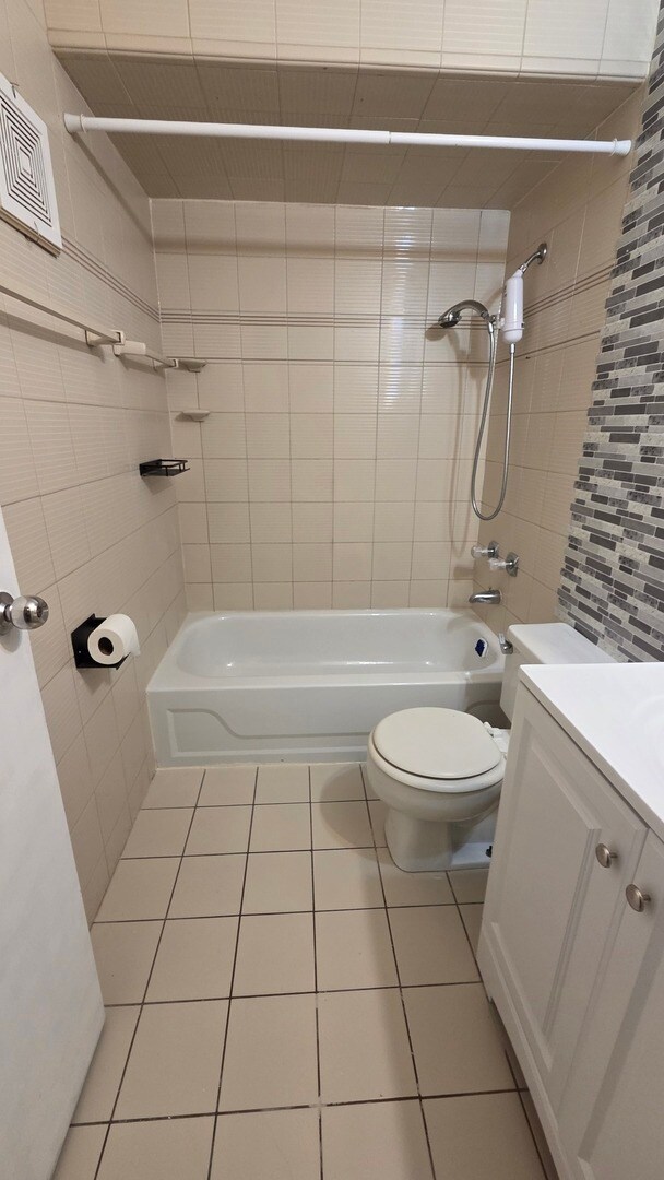 Building Photo - 9368 Bay Colony Dr