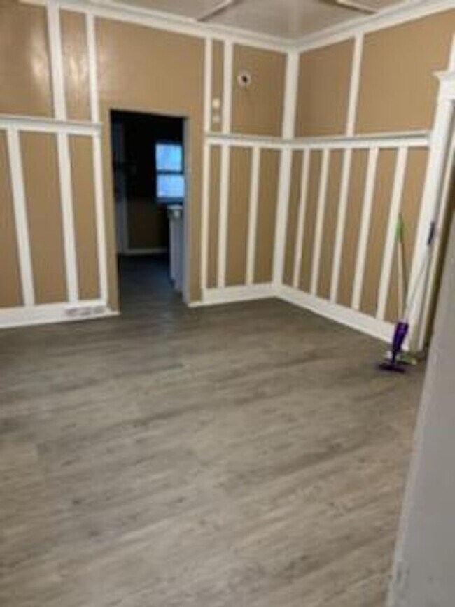 Building Photo - BIG 4 bedroom home